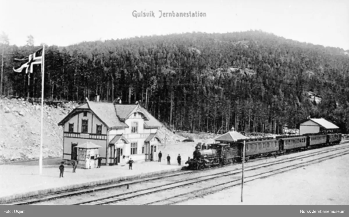Gulsvik stasjon med persontog