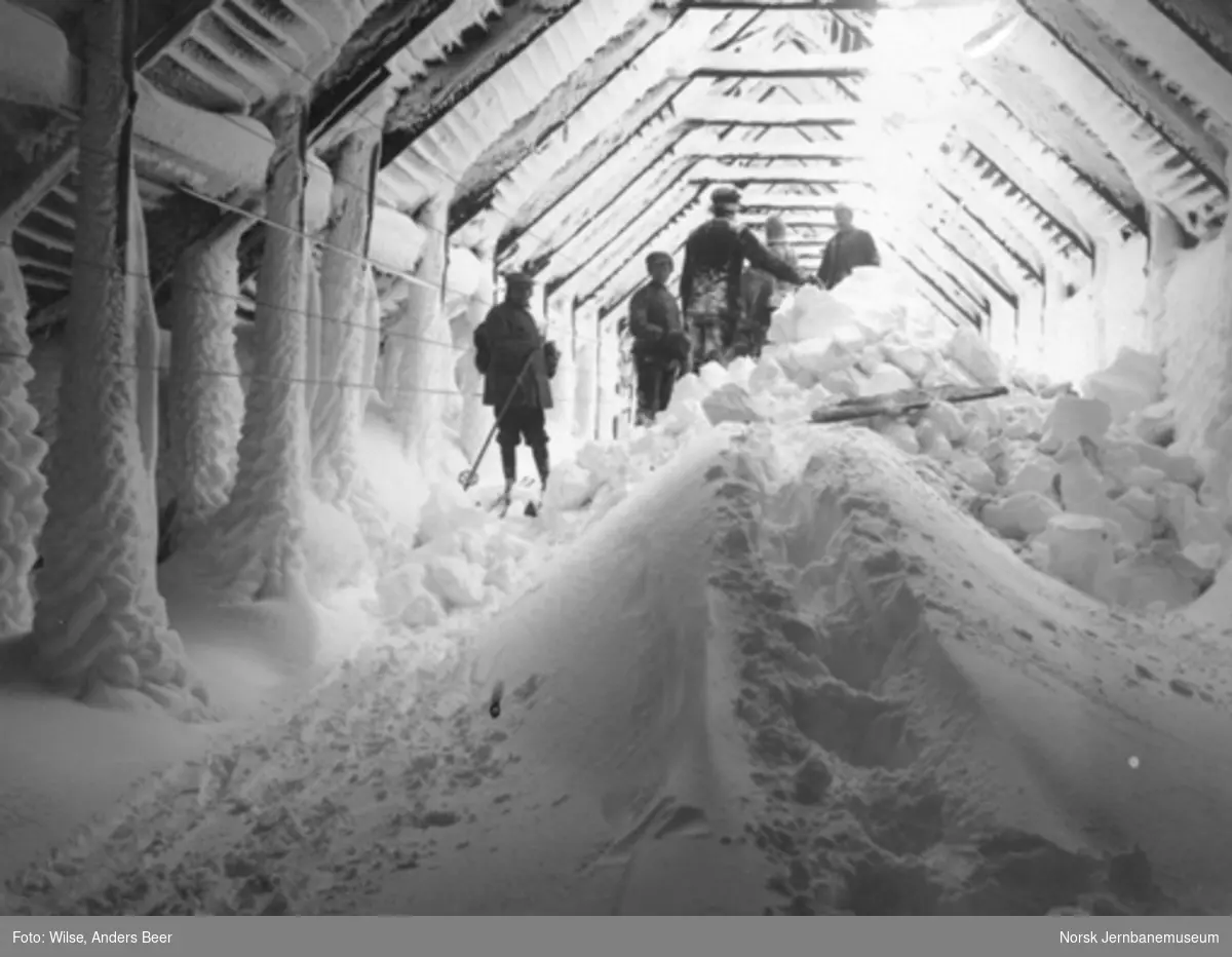 Snøblokade; ryddemannskaper inne i et snøoverbygg ved Storurdi