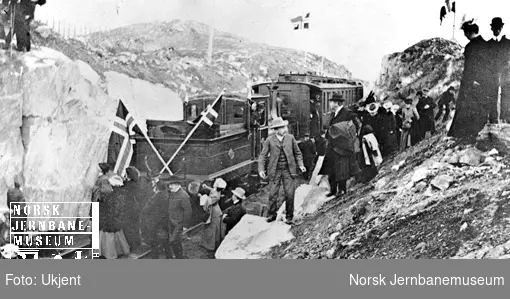 Høytideligheten ved skinnesammenføyningen ved Ustaoset : damplokomotiv type 2a nr. 16 med tog