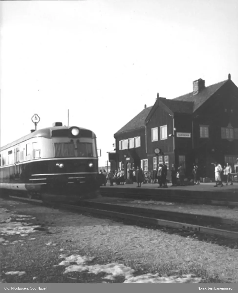 Hjerkinn stasjon med "Dovreekspressen" i spor 2