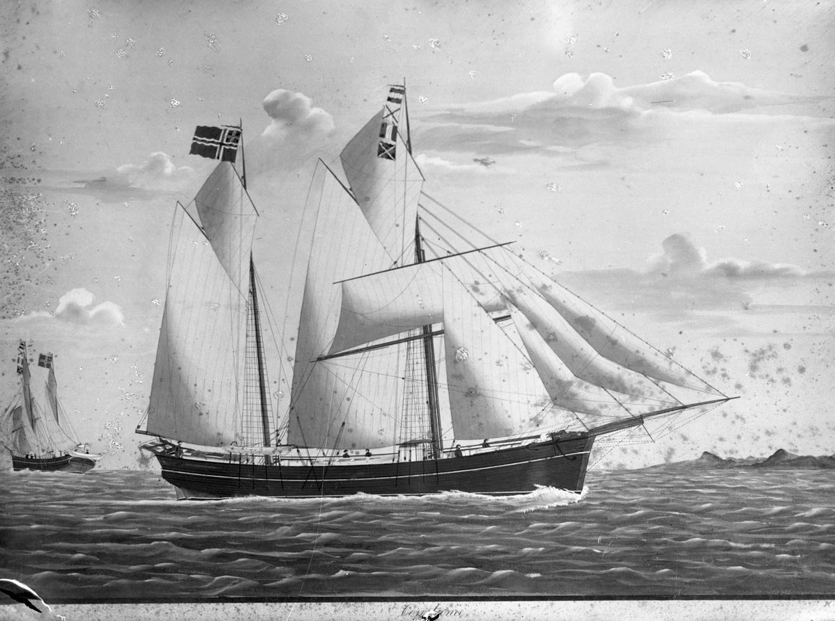Avfotografert maleri av galeasen "Costance"" for fulle seil i åpent farvann. Deler av mannskapet på dekk, bau og akter. Annet skip til venstre i bakgrunen.  Land i til høyre i bakgrunnen.