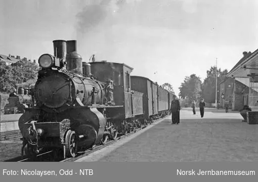 NSB damplokomotiv type XXIIIa nr. 14 foran persontog på Tønsberg stasjon