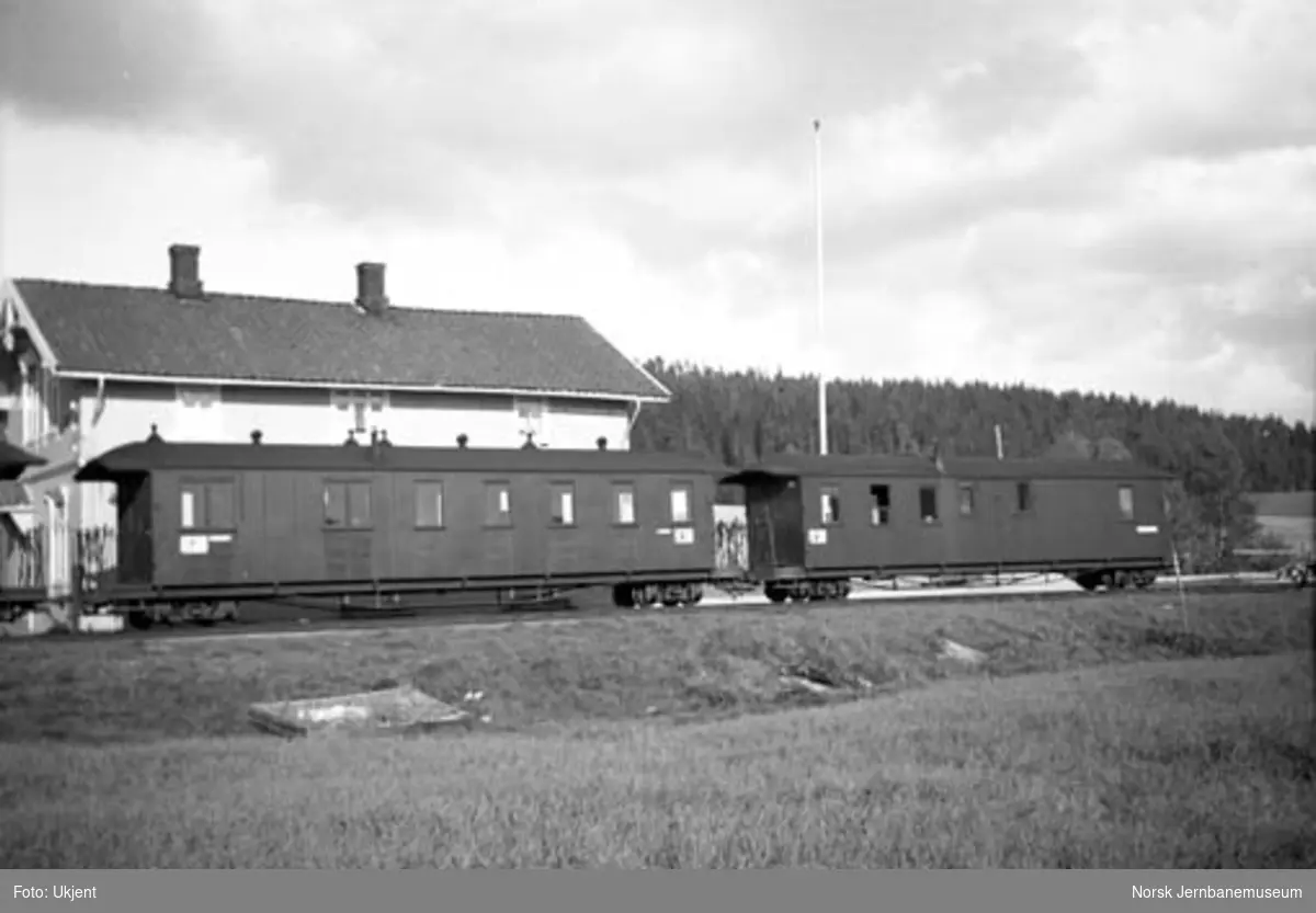 To personvogner fra Aurskog-Hølandbanens på Skulerud stasjon