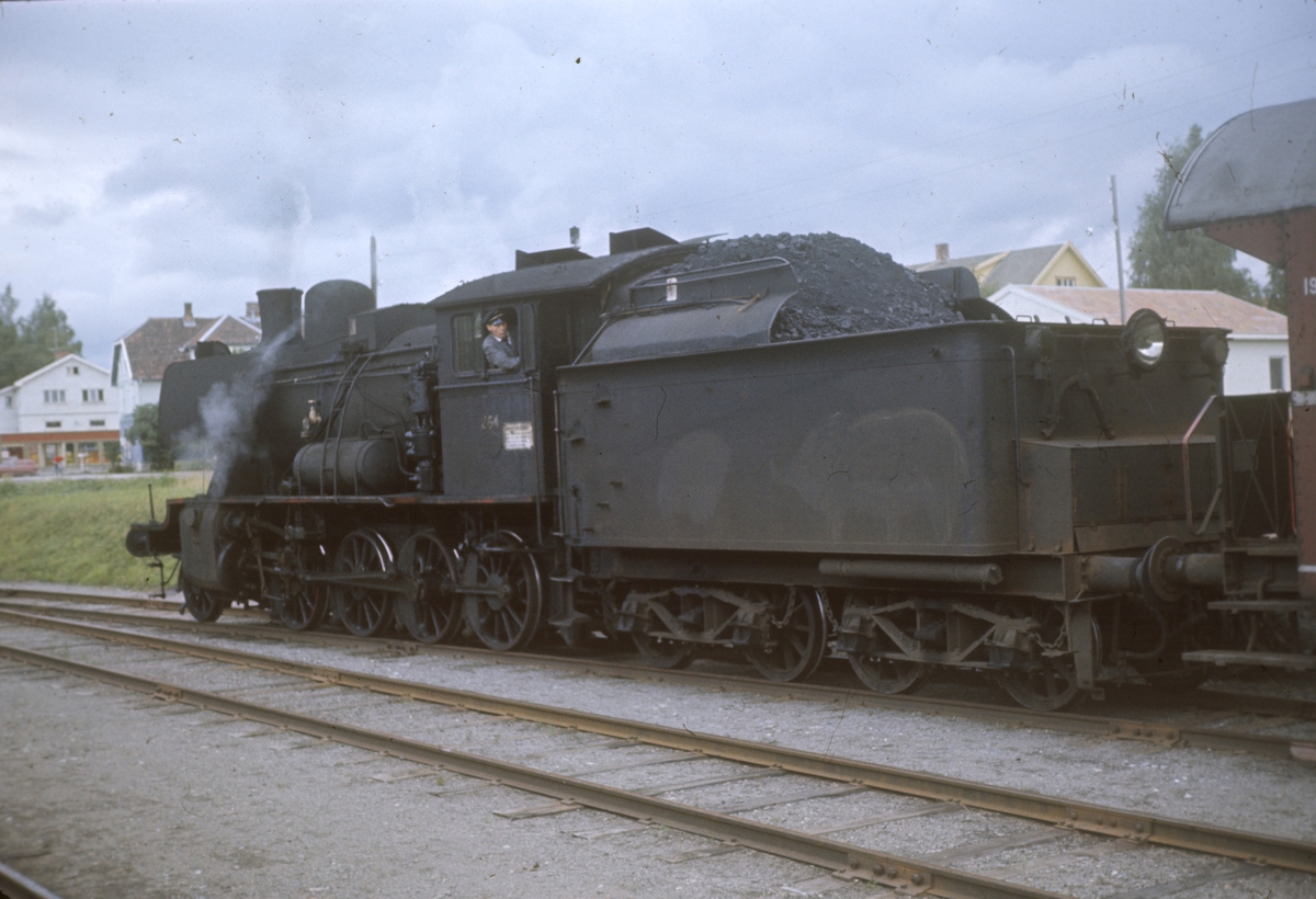 Damplokomotiv type 24b nr. 264 på Lena stasjon