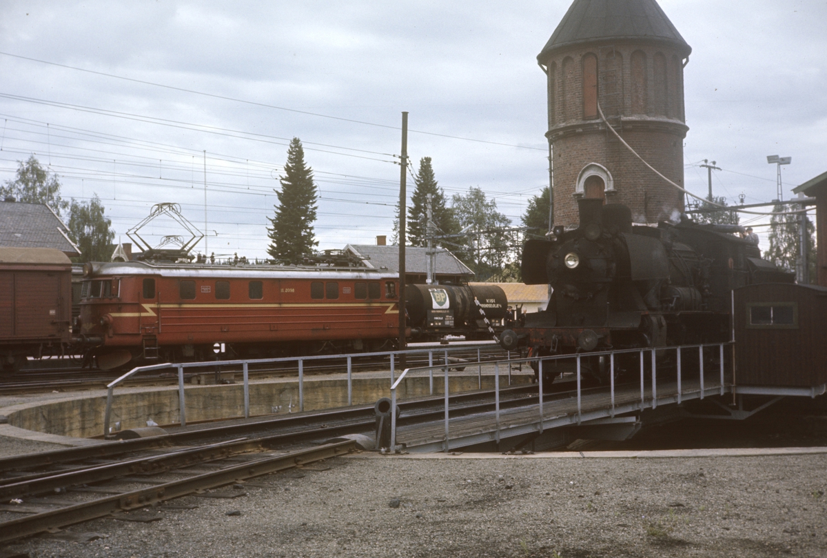 Damplok type 24b nr. 264 på svingskiven på Eina stasjon.