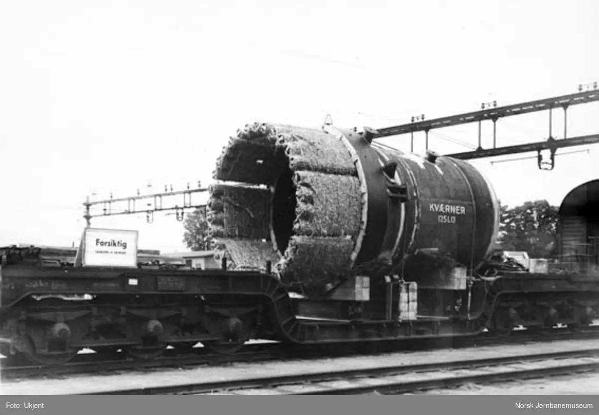 Transport av sylinder med spesialvogn litra Tro4 nr. 16506