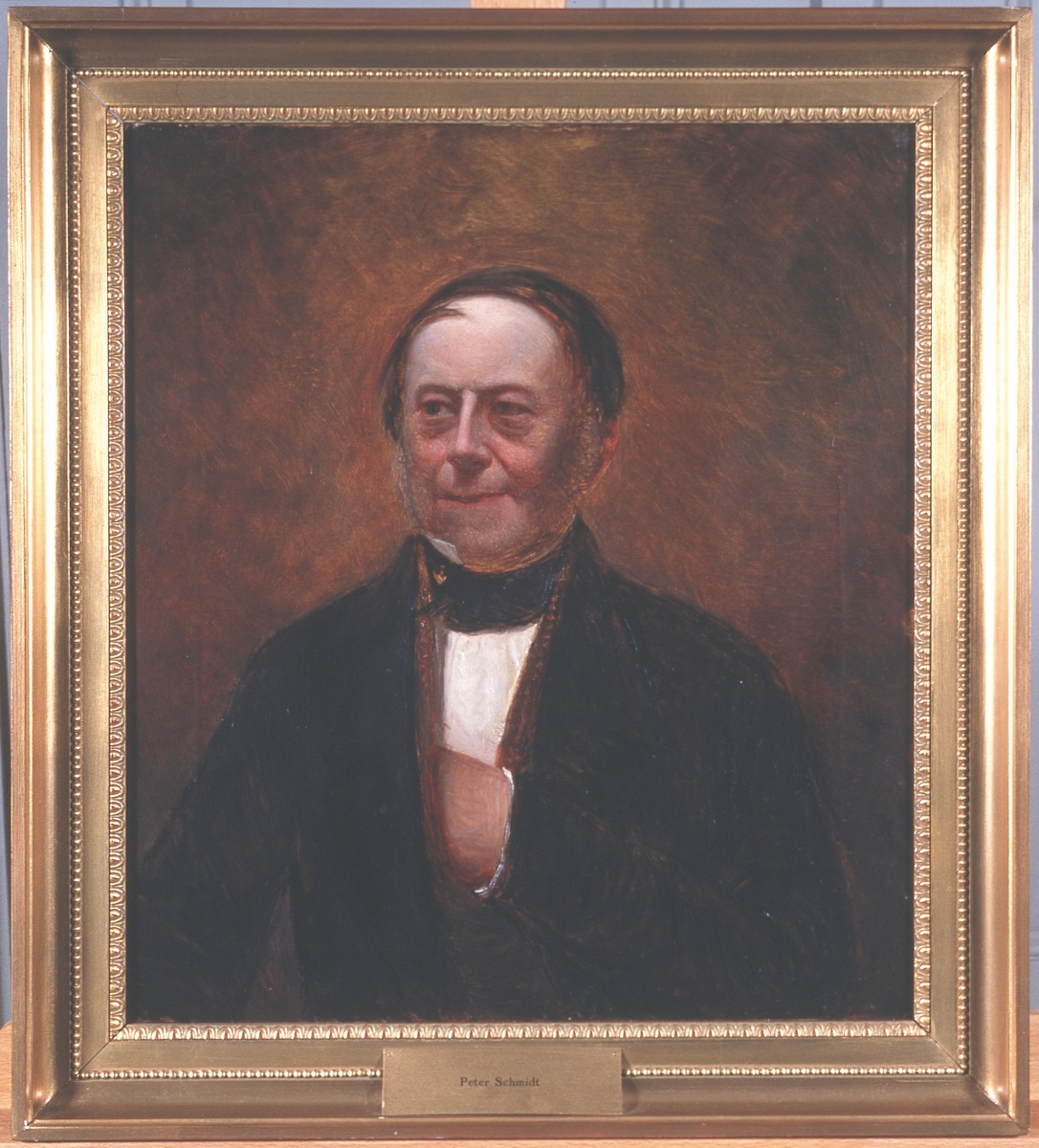 Portrett av Peter Schmidt. Mørk drakt, rødbrun vest, svart halsbind. Rødbrun bakgrunn.