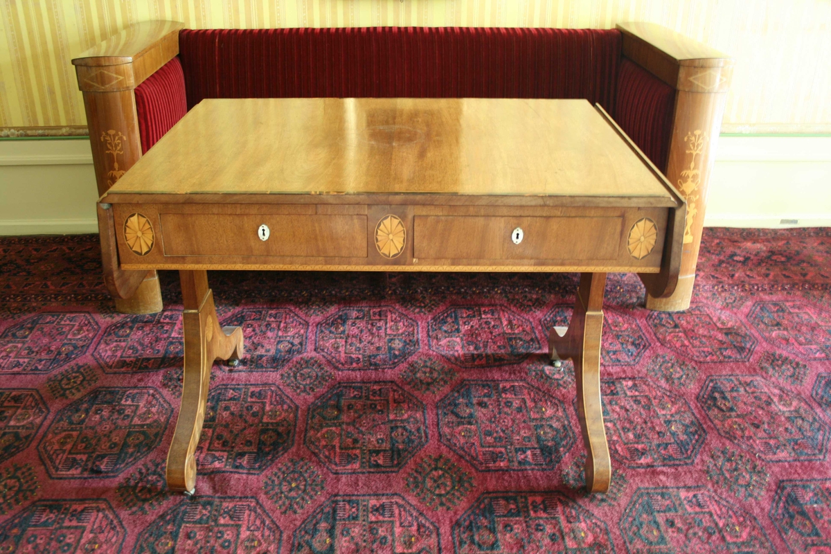 Form: rektangulært
1 klaffebord.
Empire m/intarsia.
