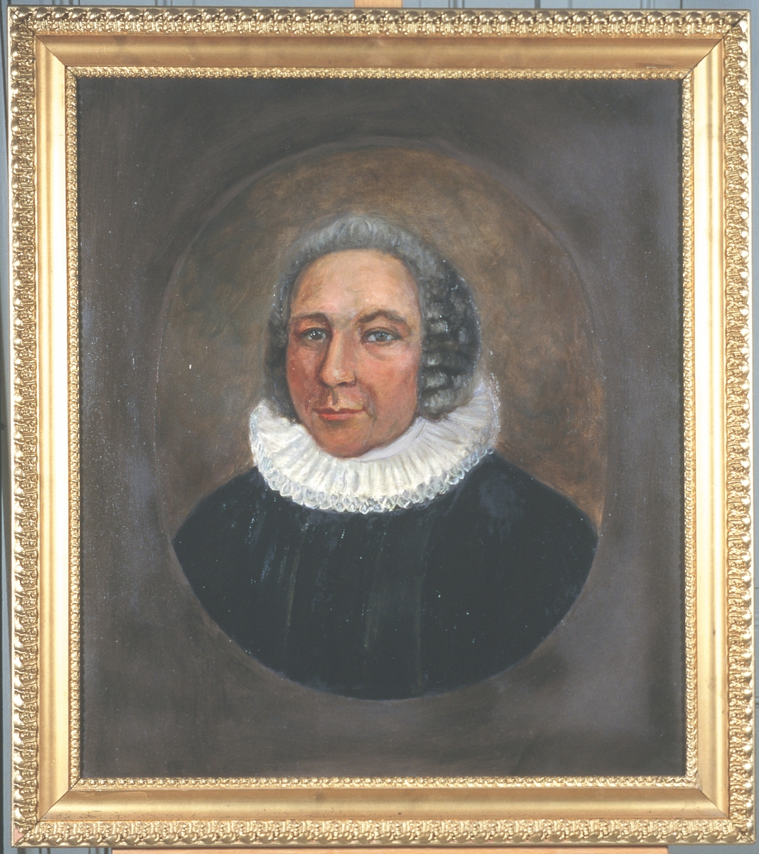 Portrett av eidsvollsmann og sogneprest J. H. Darre
Mann med grått, halvlangt hår.  Prestedrakt.  Innskrevet i oval, ant. malt etter en miniatyr?
