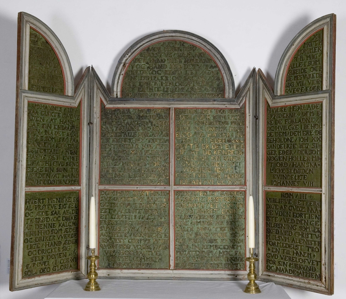 Katekismen er en kort fremstilling av den kristne lære. Luthers lille katekisme utkom i 1529. Den har siden vært grunnlaget for kristendomsundervisningen i alle lutherske kirker. Luther trykket i utgangspunktet katekismen på små tavler som ble hengt opp både i private hjem og i kirkene. Disse tavlene danner utgangspunkt for de tredelte katekismetavlene som det var mange av på 1500- og 1600-tallet. Dette kan også ha sammenheng med reformasjonens nedtoning av billedutsmykning i kirkerommet.