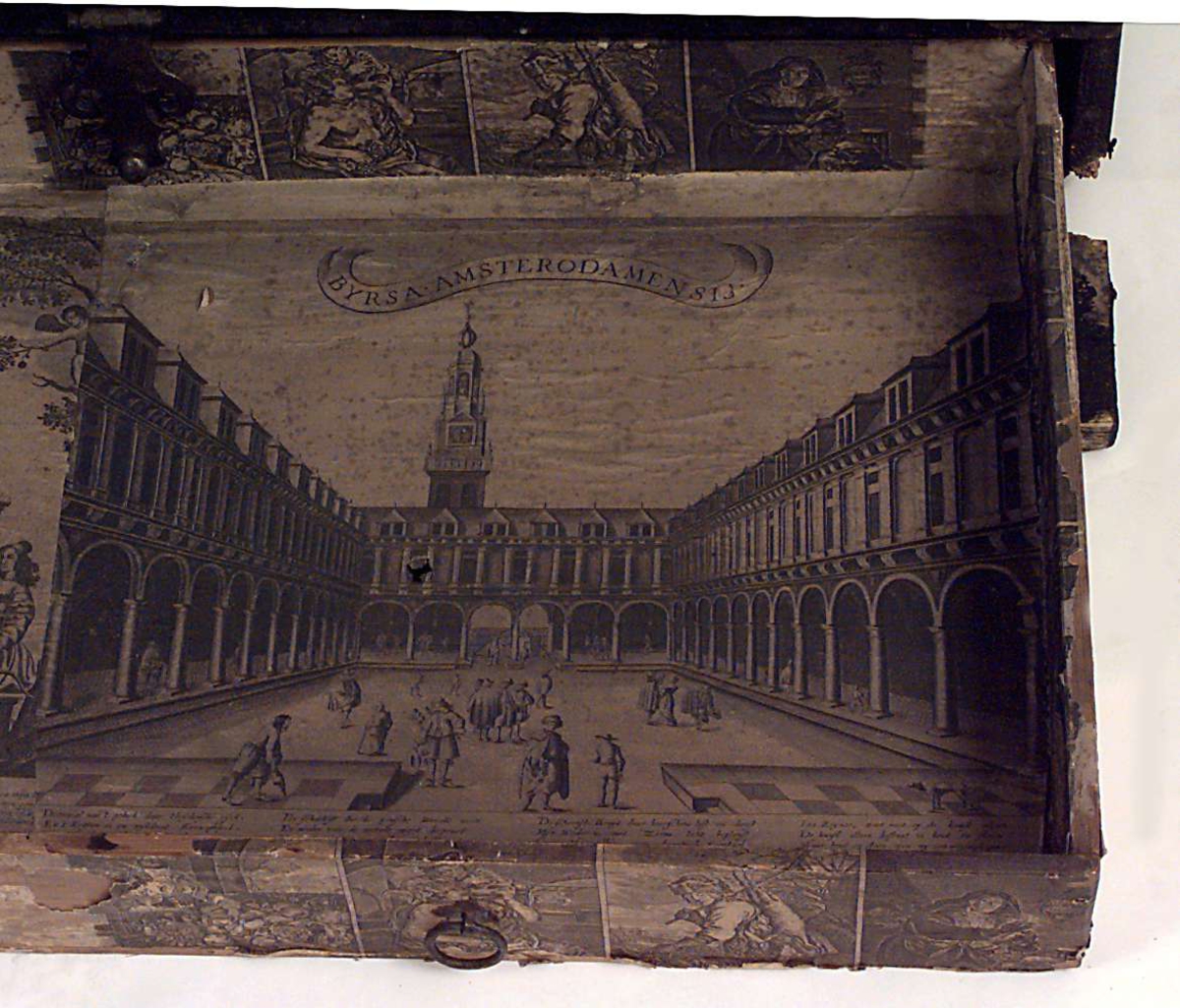 Kiste med buet lokk. Trukket med preget lær utvendig. Innvendig foret med tekstik. I fronten en låsbar skuff foret med kobberstikk med datering "Decem 1651"