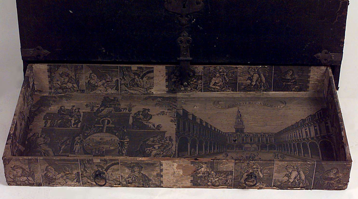 Kiste med buet lokk. Trukket med preget lær utvendig. Innvendig foret med tekstik. I fronten en låsbar skuff foret med kobberstikk med datering "Decem 1651"