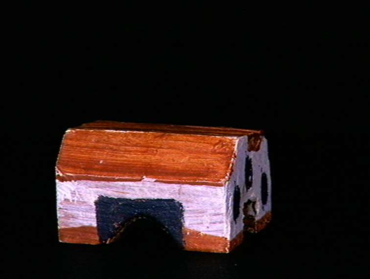 Sett med ca 200 leketøyhus laget av tre i forskjellige former og farger.