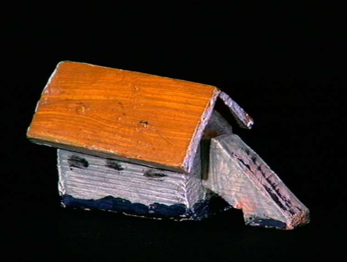 Sett med ca 200 leketøyhus laget av tre i forskjellige former og farger.