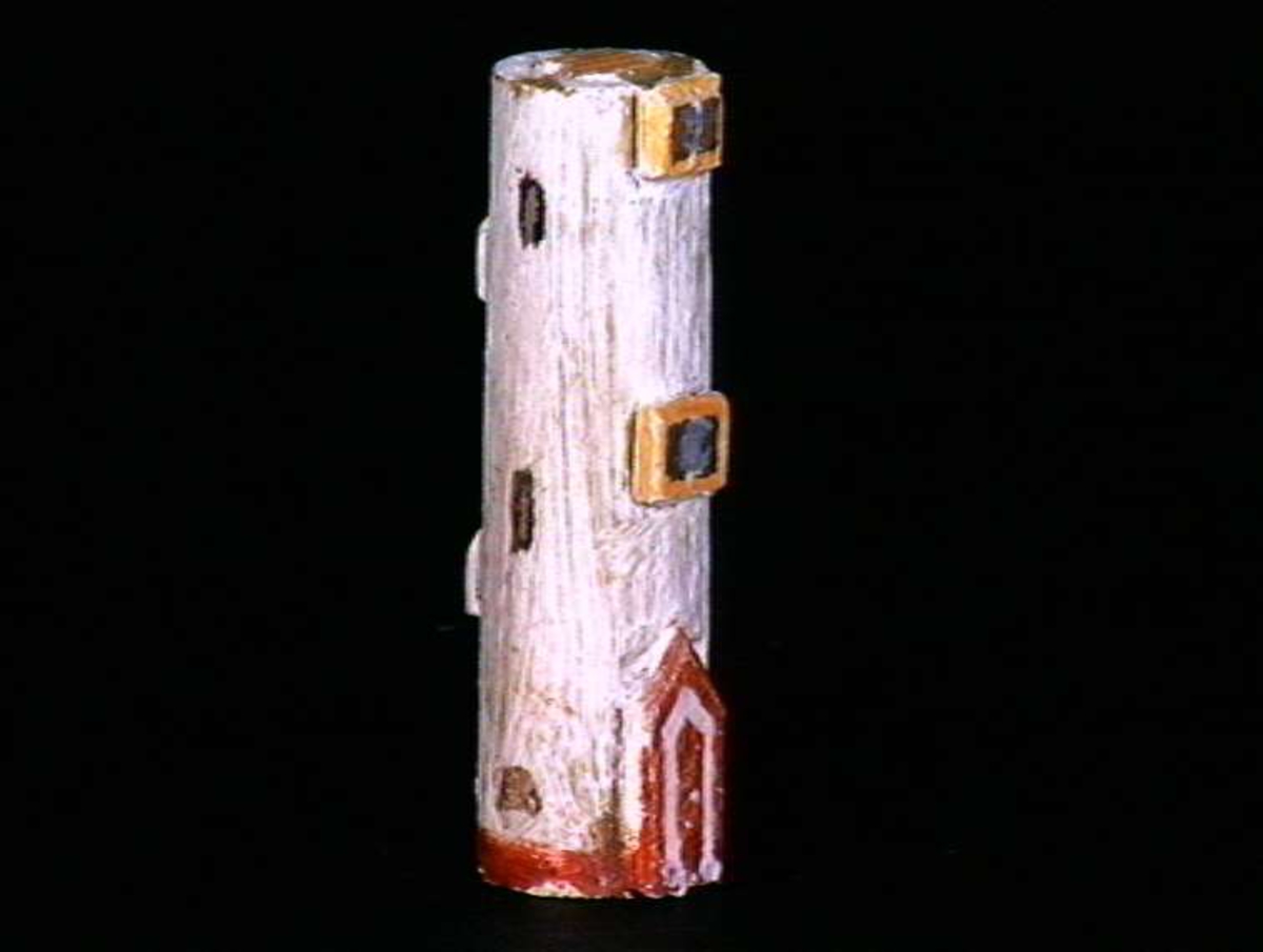 Sett med ca 200 leketøyhus laget av tre i forskjellige former og farger.