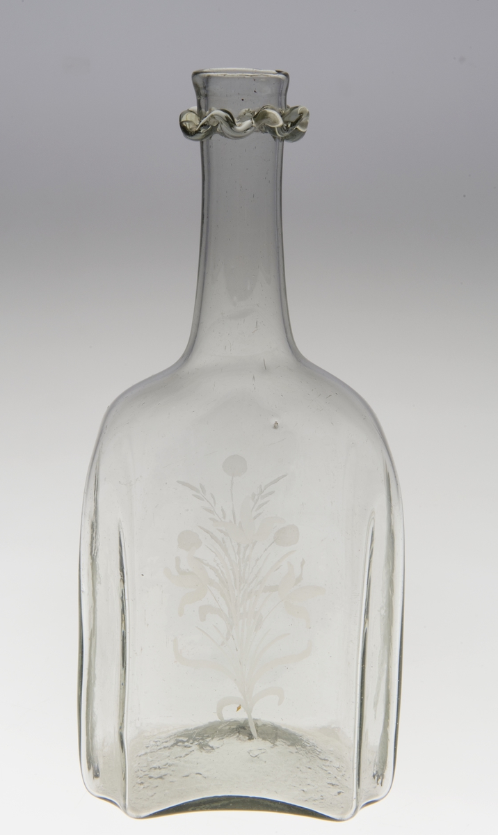 Åttekantet langhalset flaske med bølgering ved munning og gravyr med blomster