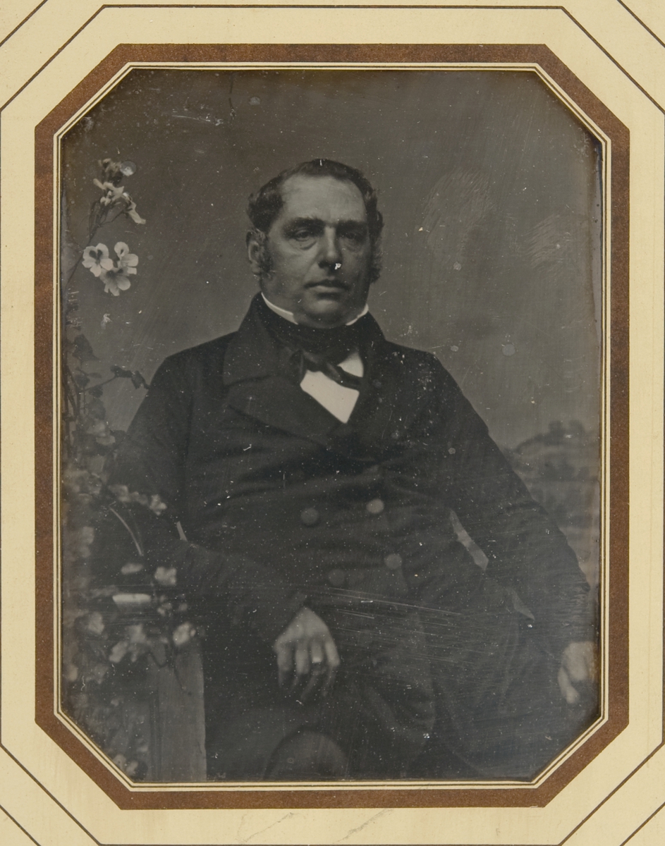 Portrett av sittende mann, knebilde.