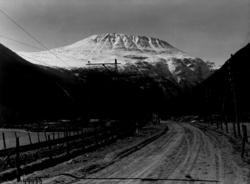 Jernbane og vei med Gaustatoppen i Vestfjorddalen i bakgrunn