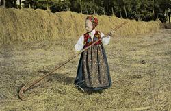 Postkort. Jule- og nyttårskort, Sommermotiv. Slåttonn. Jente