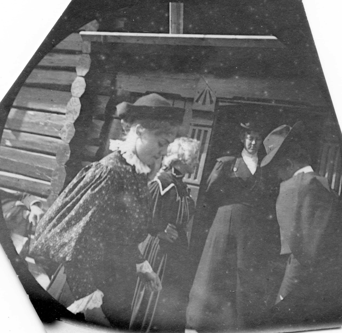 Golå, Sør-Fron, Oppland. Fire damer står i inngangsparti til tømmerhus. 