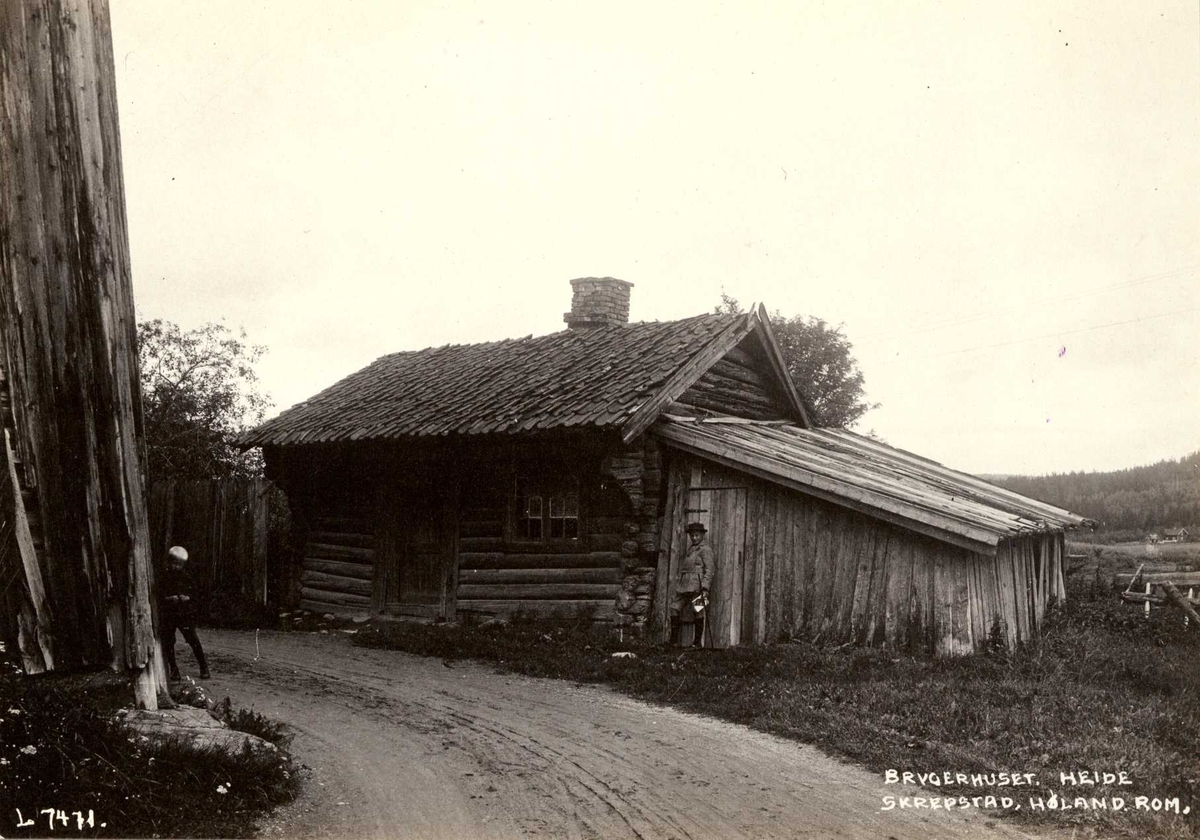 Heide, Skrepstad, Aurskog-Høland, Nedre Romerike, Akershus. Bryggerhuset, gutt står på veien og en annen gutt står foran dør i tilbygg.