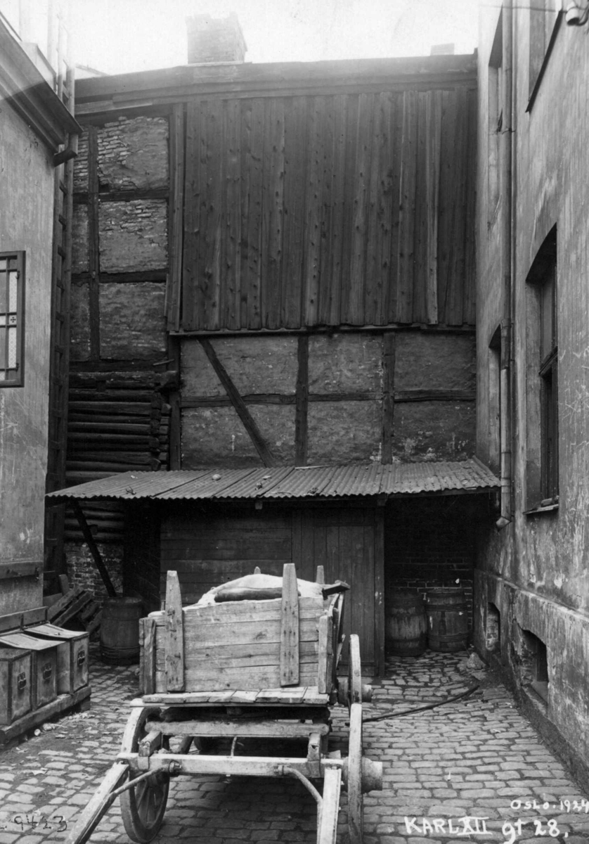 Karl XIIs gate 28, Oslo, 1924. Kjerre i bakgård.