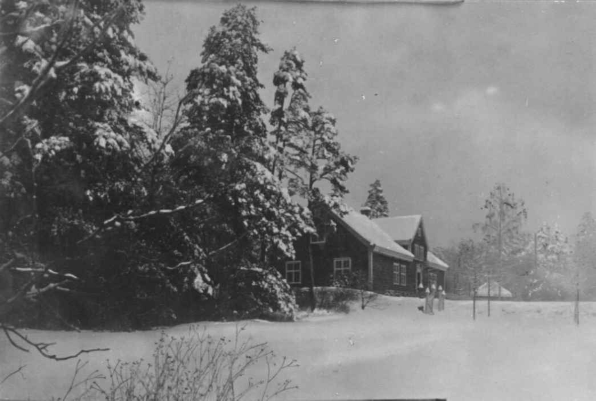 Prestebolig fra Leikanger, Sogn (Thaulowmuseet). Fotografert på Norsk folkemuseum, ukjent år (1927 eller før).