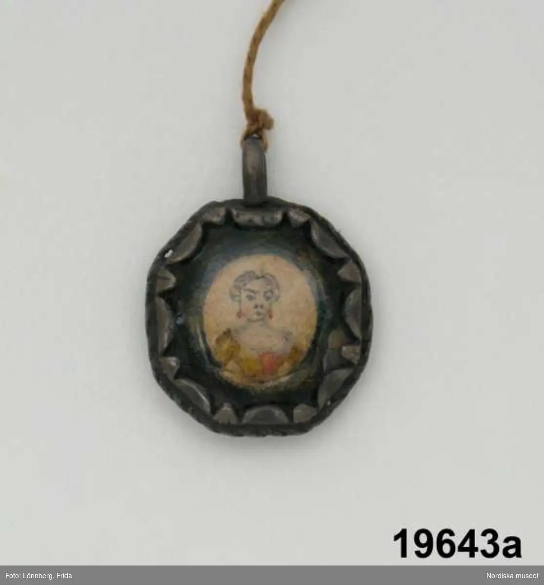 Huvudliggare:
"Medaljong, amulett och käpp
a. Medaljong.
b. Amulett.
c. Käpp, till krycka.
Tillh. ss. 19,641.
G.ss. 19,633."