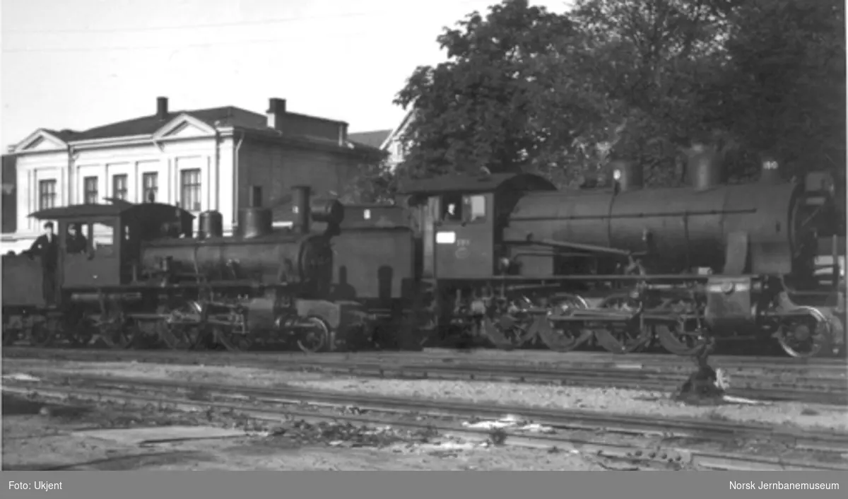 Larvik stasjon med normalsporet damplokomotiv type 22b nr. 190 og smalsporet type XXIII