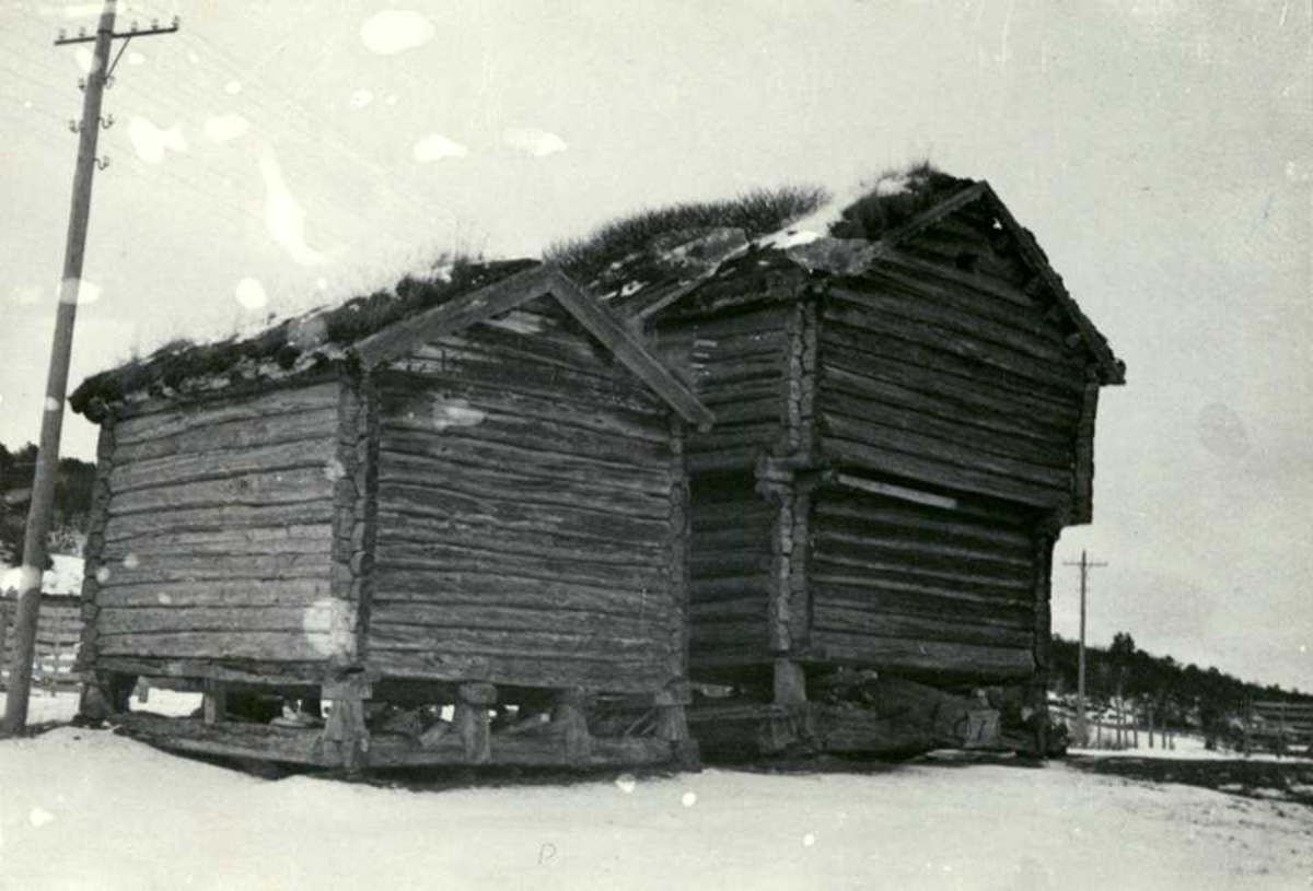 Synvisgård, Narjordet, Os, Nord-Østerdal, Hedmark 1937. Bur og stabbur sett fra baksiden, vinter.