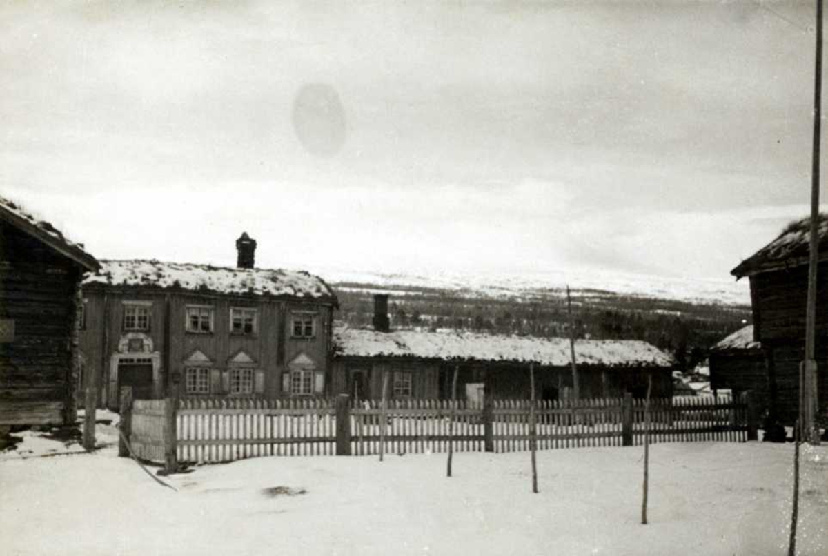 Odden, Narjordet, Os, Nord-Østerdal, Hedmark 1937. Gårdsplassen med hovedbygningen og uthus, vinter.