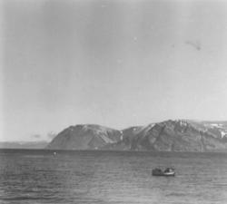 Utsikt fra Langfjordnes mot Digermulen, 1952. En fiskebåt på