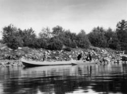Elvebåter på Tana, med kjøpmann Laidi og Elias Aikio. Utsjok