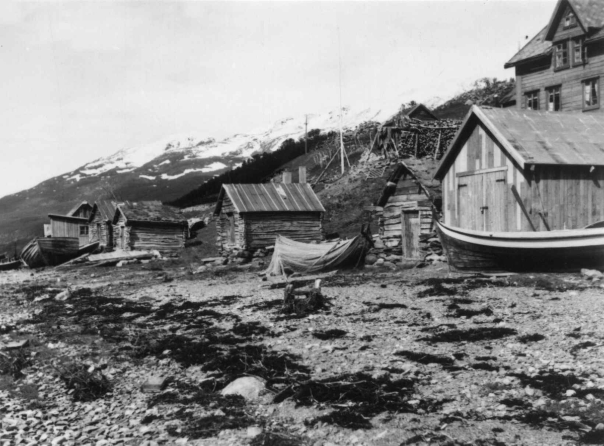 Gamle sjøbuer.  Birtavarre - Kåfjord - Troms. Tilh. folk oppover dalen.
Foto A. Nesheim, 1948.