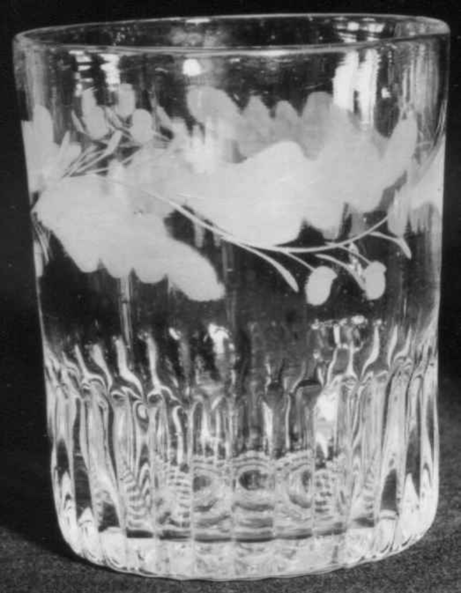 Glass, Berg, Ringsaker, Hedmark. Fra dr. Eivind S. Engelstads storgårdsundersøkelser 1955