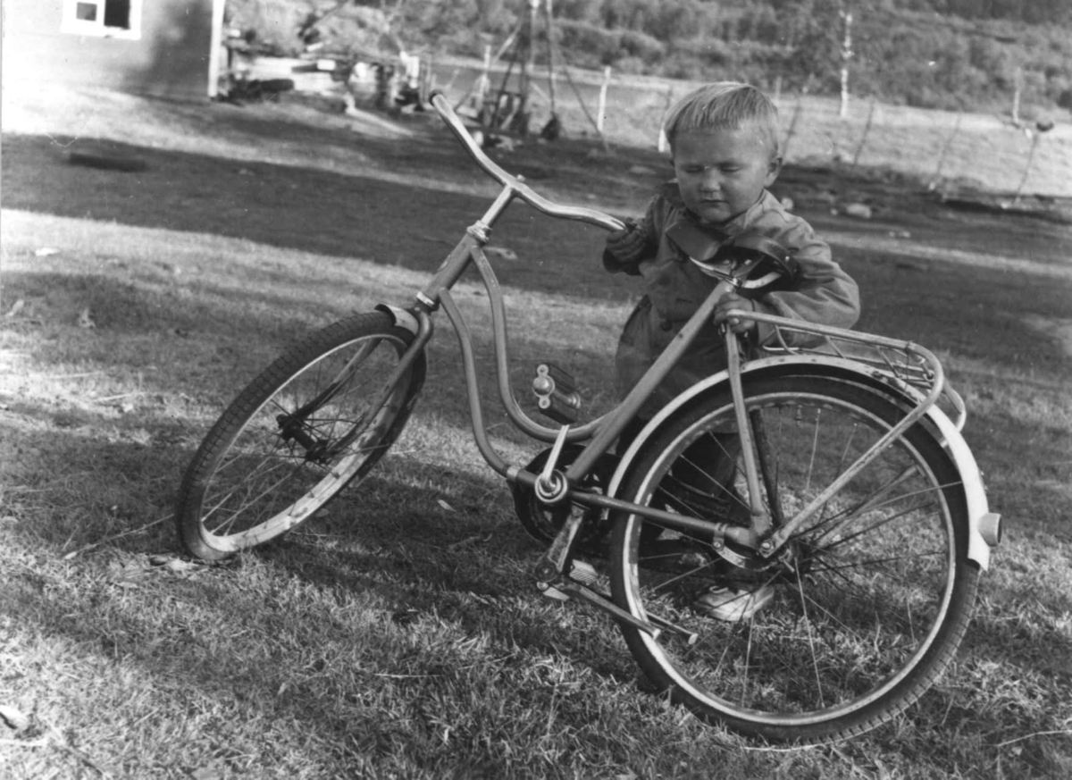 Johan Mikkel Sara med sykkel. Kautokeino 1956.