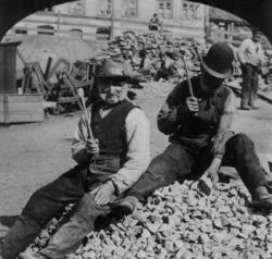 Gatearbeidere, håndpukking av stein. Ca. 1905 Youngstorget -