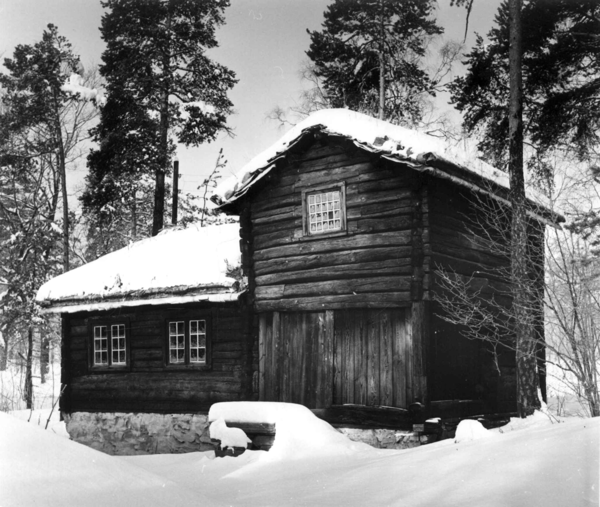 Oppstugu fra Bakarplassen, Mjøen i Oppdal, Sør-Trøndelag. Fotografert på Norsk folkemuseum, mars 1957.