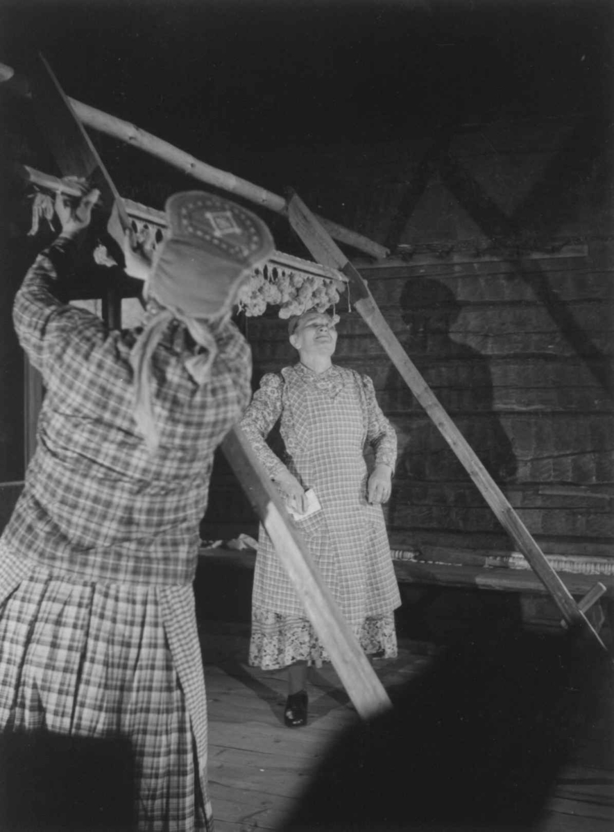 Greneveving (17). Skoltesamene Darja Jefreimov og Naska Moshnikov setter på plass bommen på veven til greneteppet. Seurasaari 1955.