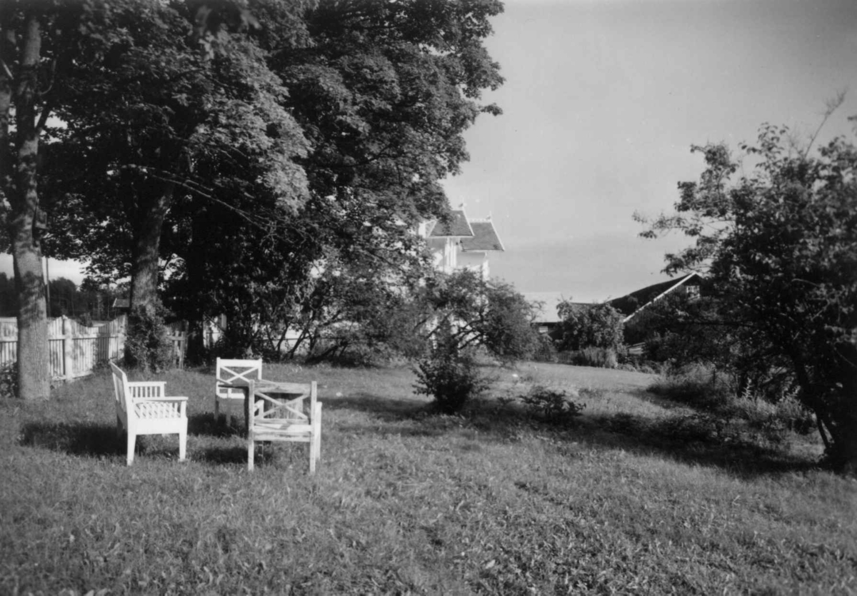 Helgeby, Nes, Ringsaker, Hedmark. Storgårdsundersøkelser ved dr. E. Engelstad 1957. Hagen med hagemøbler, mot hovedhuset.
