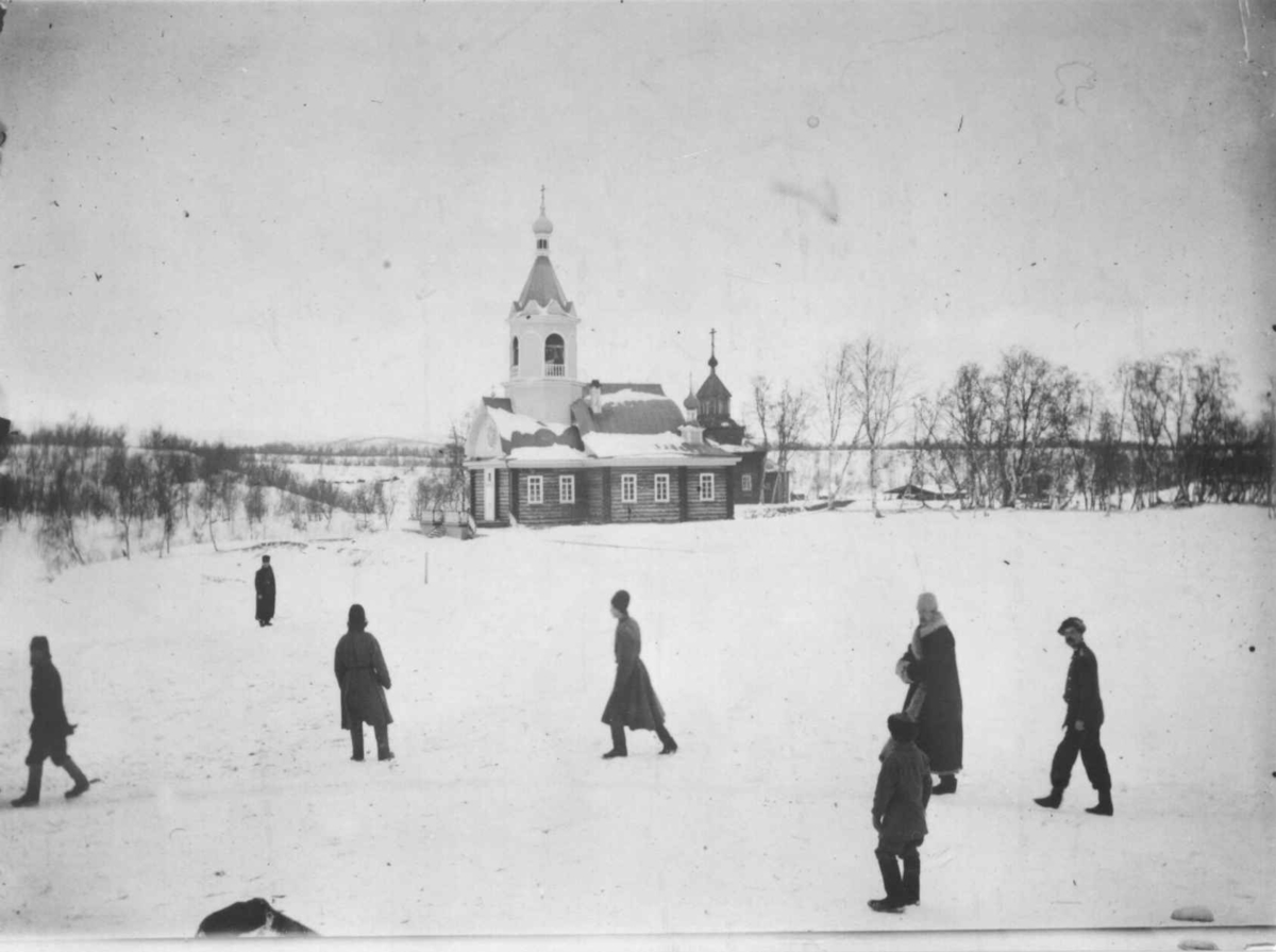 Petsjenga (Petsamo) klosterkirke, Russland, med mennesker i forgrunnen, ant. 1900-1910.
