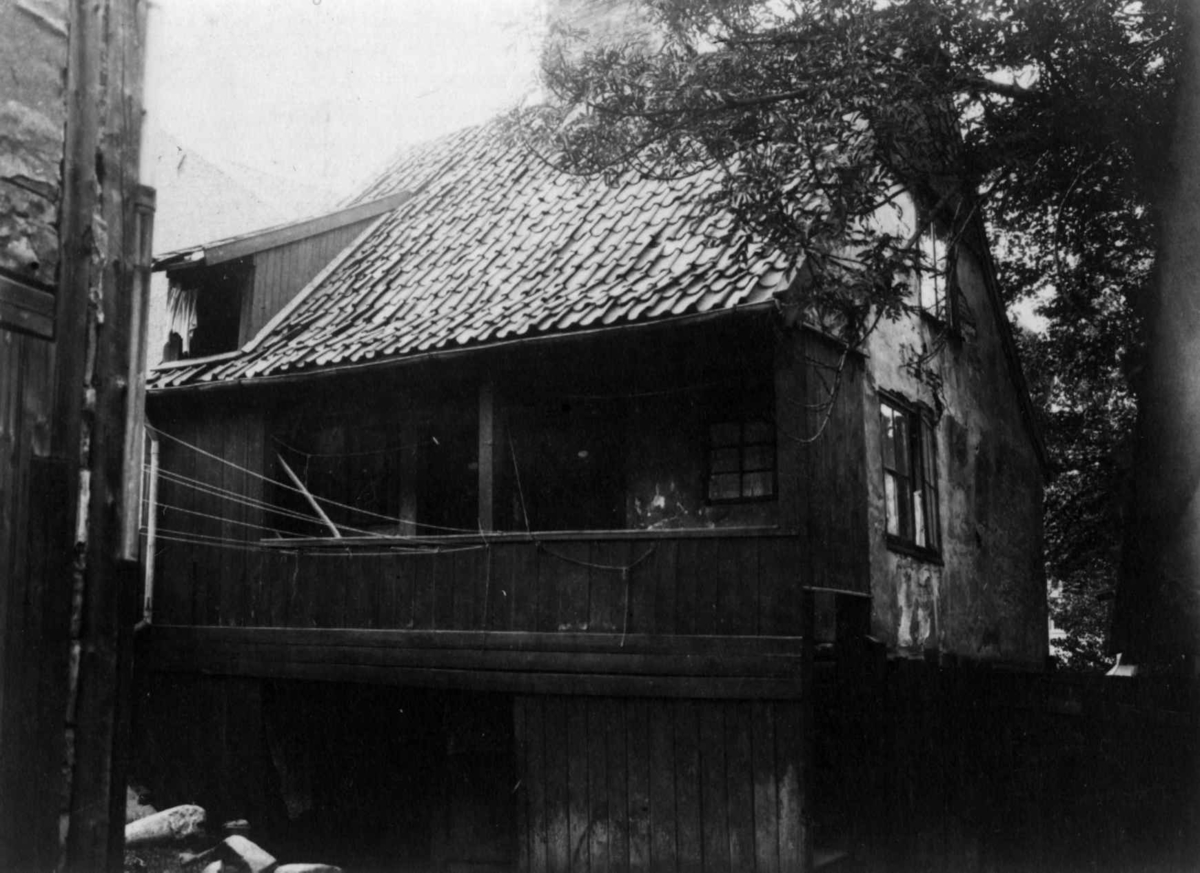 Vinkelgaten 13, Oslo 1921. Bolighus med svalgang og.gårdsplass. Pipervika.