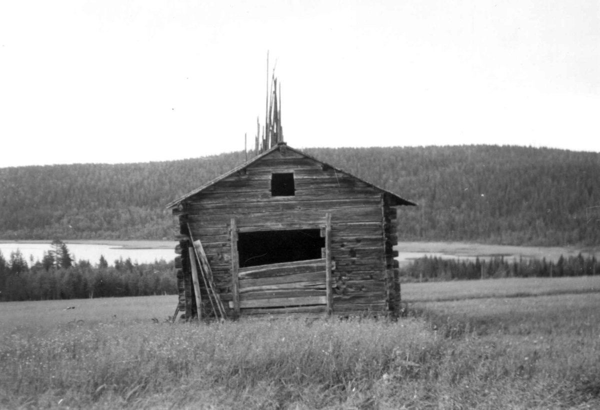 Høyhus, tidligere røkstue fra 1809 på gården Välivarra. Sattajärvi 1958.