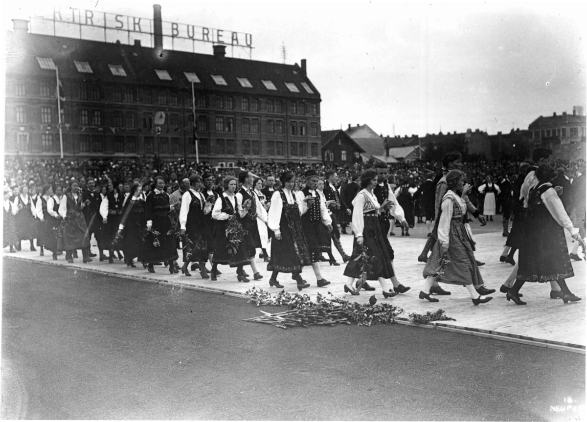 Folkedansstevne (ant) på Frogner stadion - Oslo. 1925.