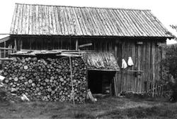 Vestby, Nordre, Trysil, Hedmark 1950. Stabbur med vedstabbel