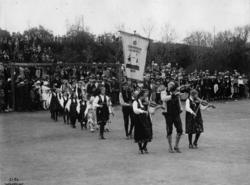 Folkedansere på vårfest på Hovedøya, Oslo 1924.
Felespillere