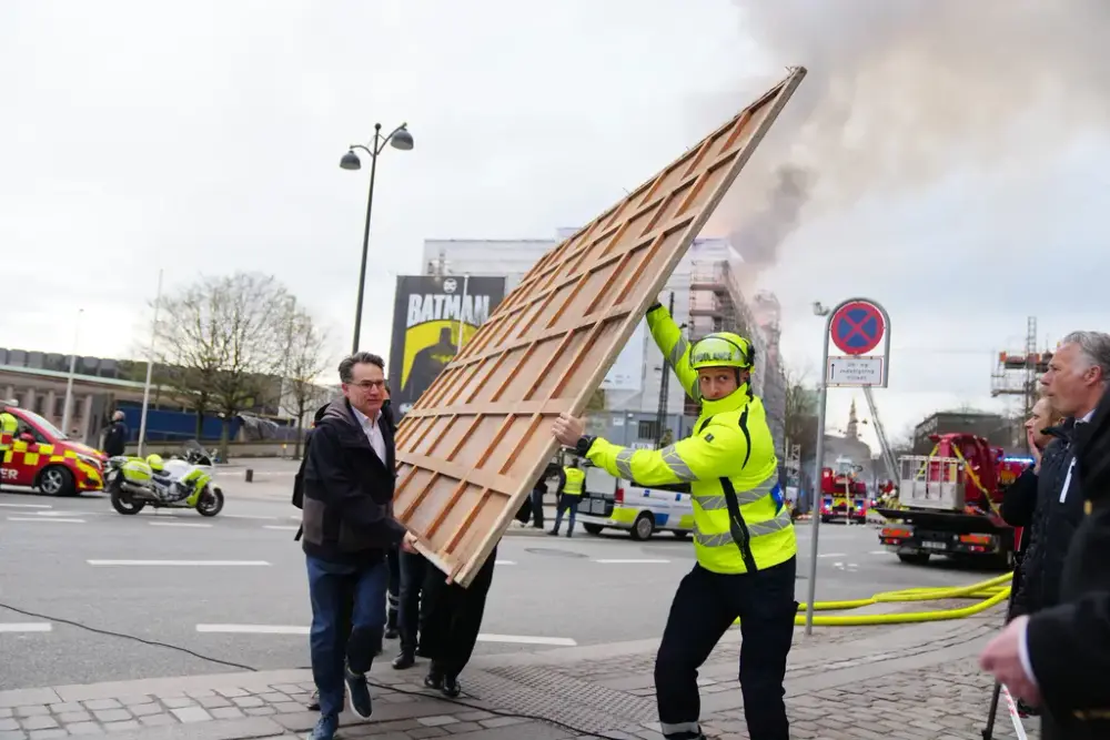 Restverdiredning under brannen i Børsen i København i 2024