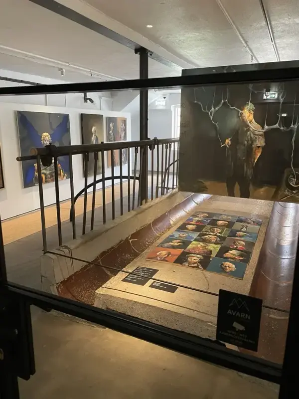 Utstilling i Galleri Østfløyen på Bogstad Gård med portretter av Håkon Gullvåg, vist på vegger og i monter.